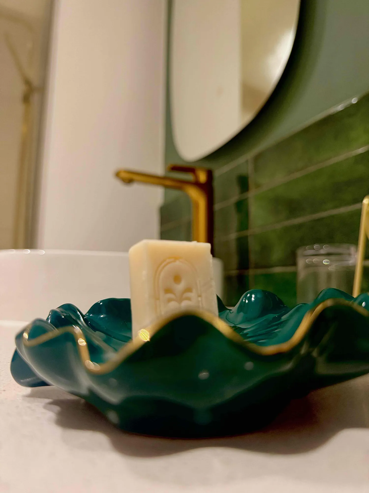 Savon artisanal dans une coupelle vert émeraude, salle de bain d'une suite du Cook's Bay Hotel & Suites, Moorea
