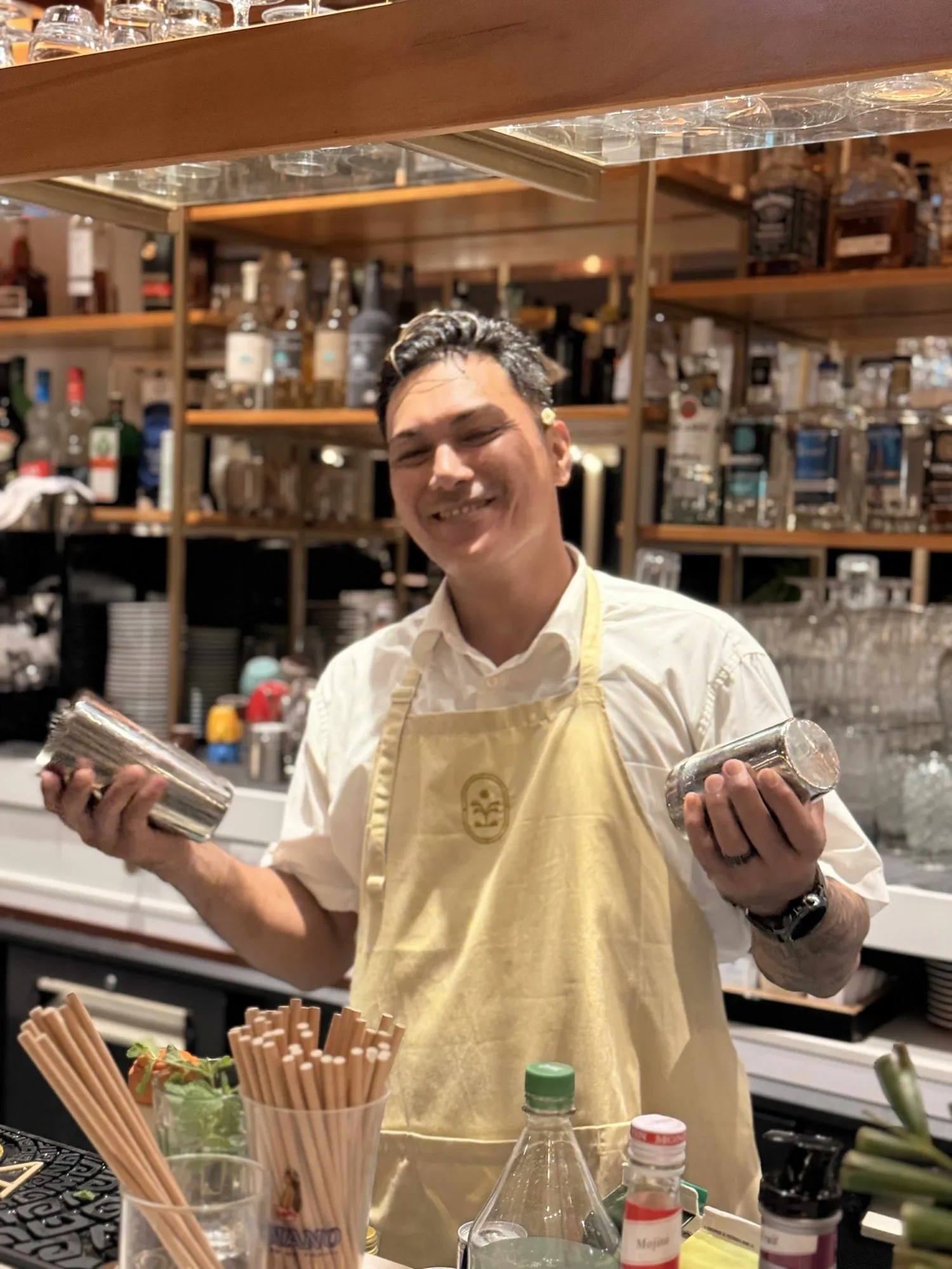 Barman souriant préparant un cocktail au bar du Cook's Bay Hotel & Suites, Moorea, Polynésie française