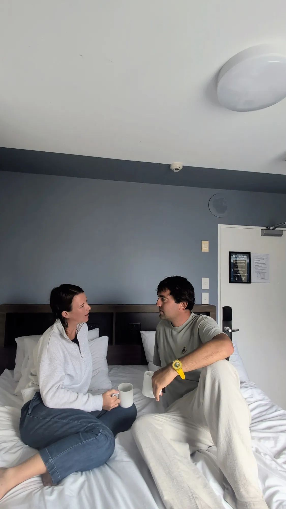 Couple discutant autour d'un café dans une chambre de l'auberge Haka House, Nouvelle-Zélande
