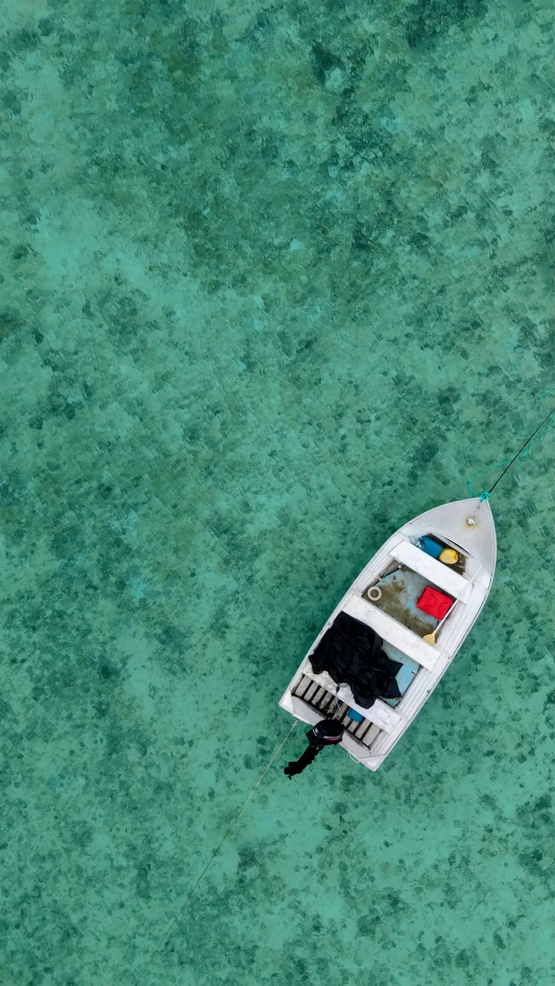 Vue aérienne par drone d'un bateau sur les eaux turquoise au large de la villa Santo Saffire, Vanuatu