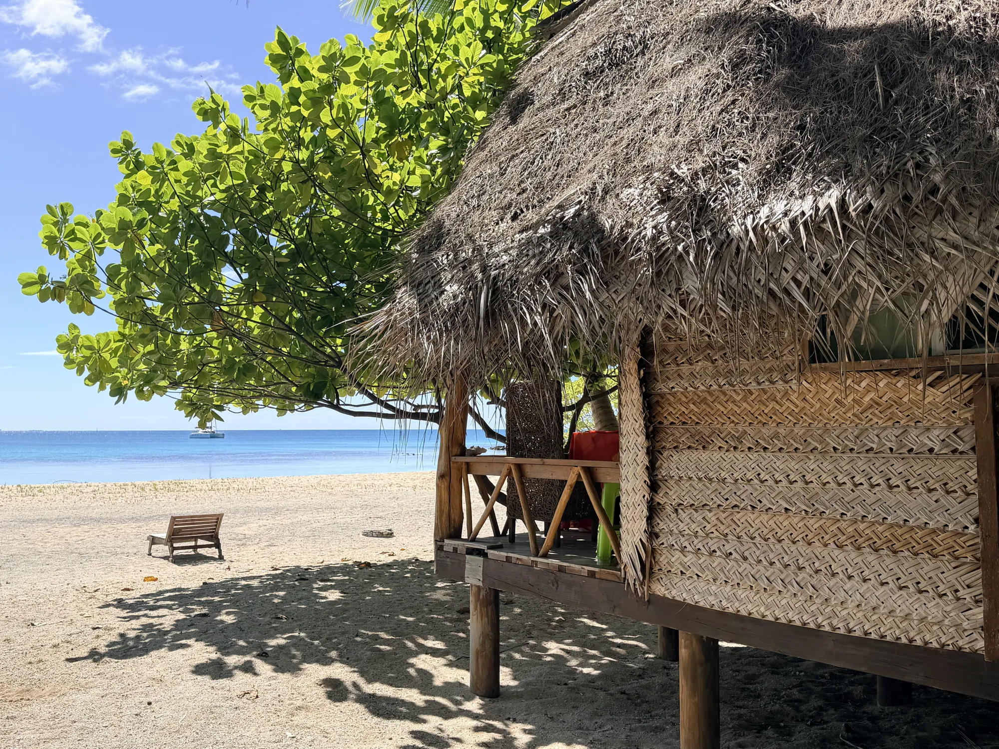 Bungalow en pandanus sur la plage de sable blanc, pension Tikehau Village, Polynésie française