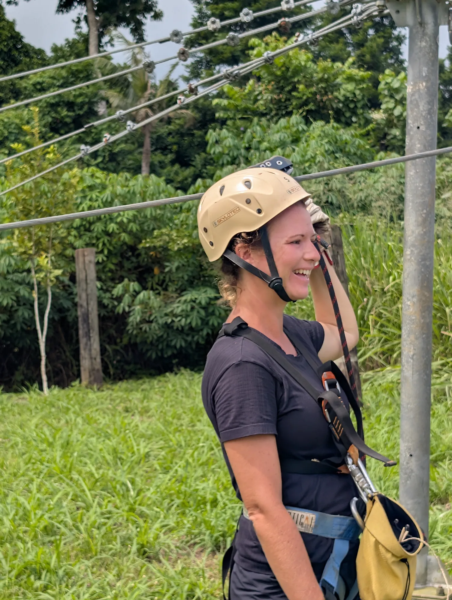 Participante souriante équipée d'un casque et d'un harnais avant la tyrolienne, Vanuatu Jungle Zipline, Port Vila